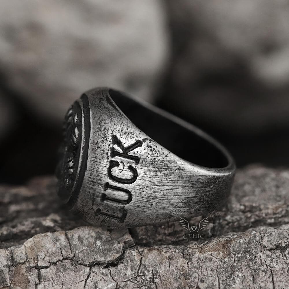 Anillo de la suerte de acero inoxidable con trébol de cuatro hojas