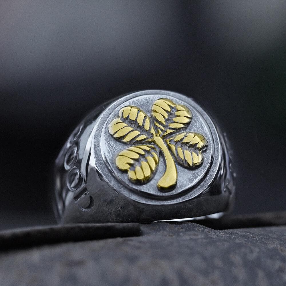 Anillo de la suerte de acero inoxidable con trébol de cuatro hojas