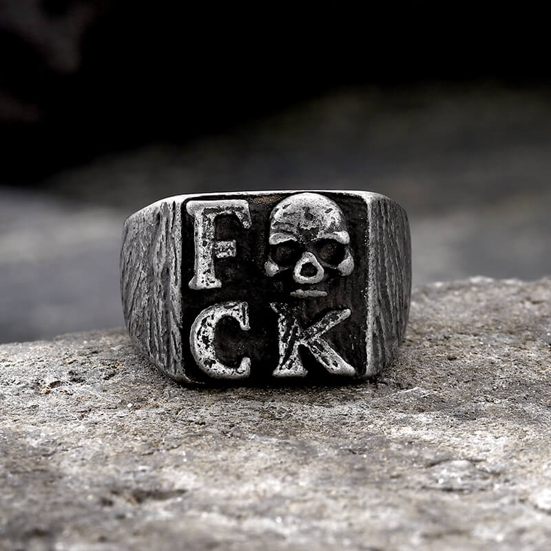 Anillo de acero inoxidable con calavera y letras góticas inglesas