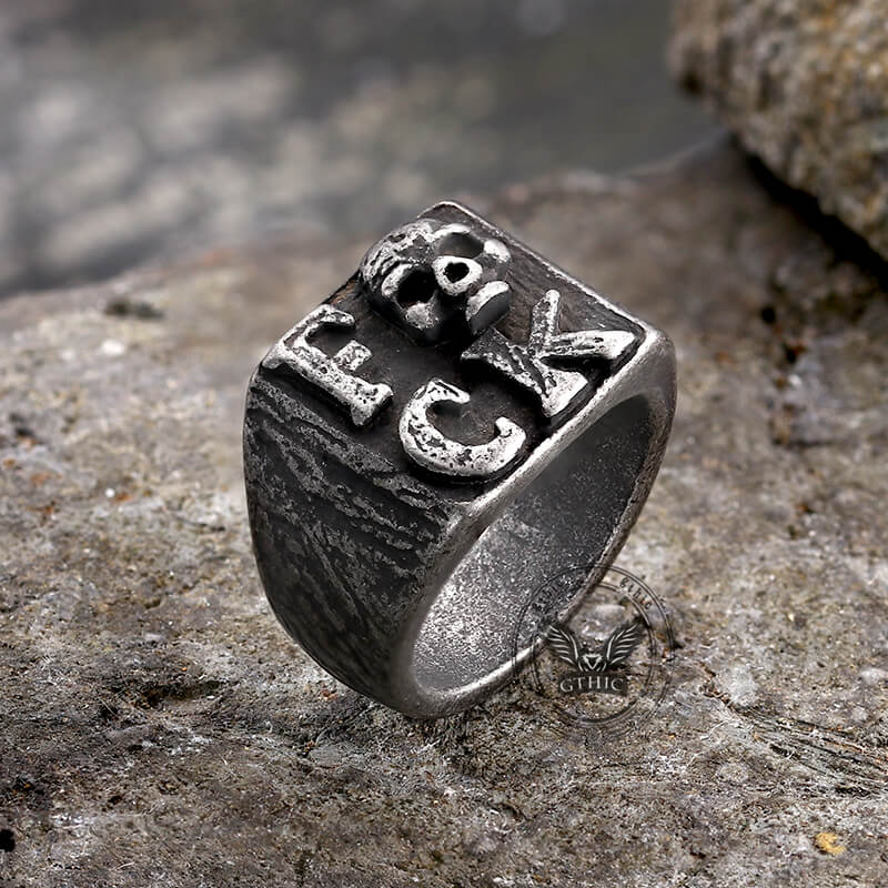 Anillo de acero inoxidable con calavera y letras góticas inglesas