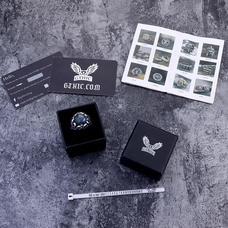 Anillo de acero inoxidable con piedra lunar gótica