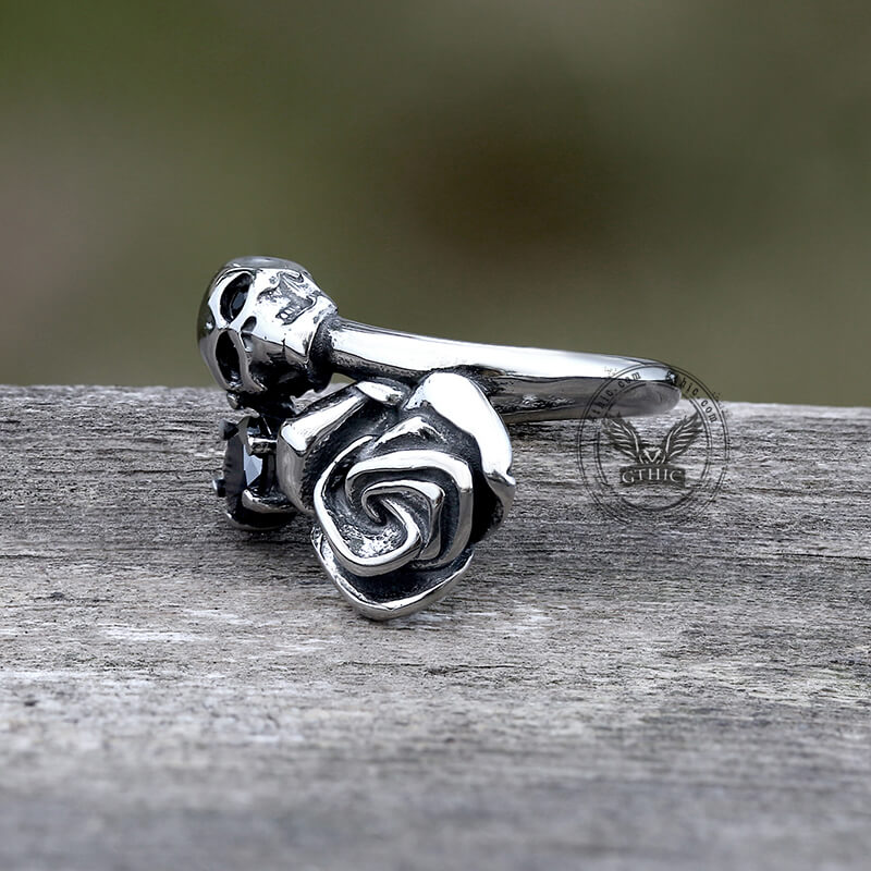 Anillo de acero inoxidable con calavera de rosa gótica