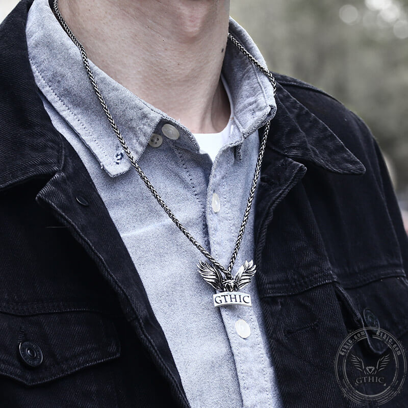 Colgante de acero inoxidable con diseño de logotipo gótico