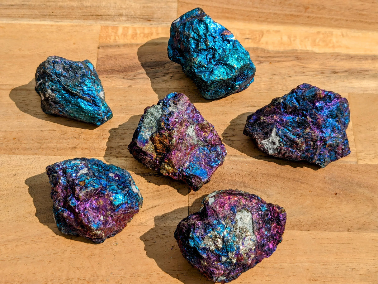 Ejemplares de mineral de pavo real en bruto