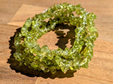 Pulseras elásticas con chips de peridoto Gemmy