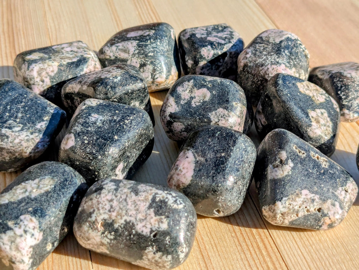 Jade negro con piedras pulidas de thulita rosa