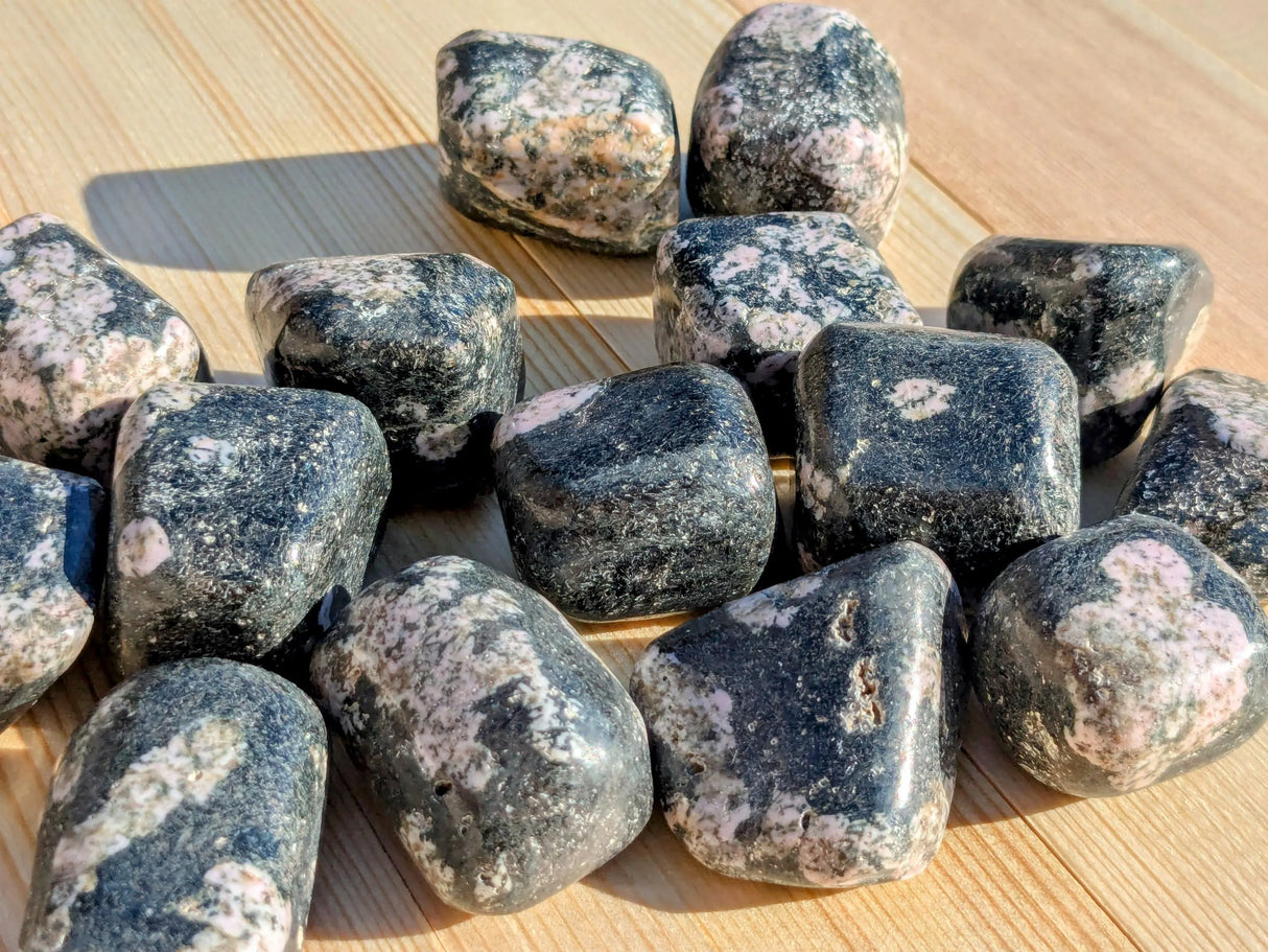 Jade negro con piedras pulidas de thulita rosa