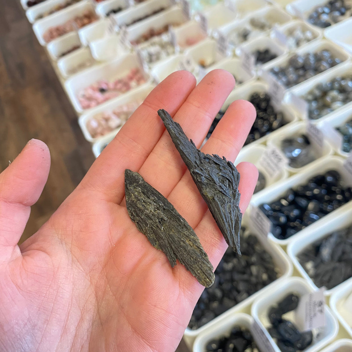 Cianita negra (corte de cordón) en bruto