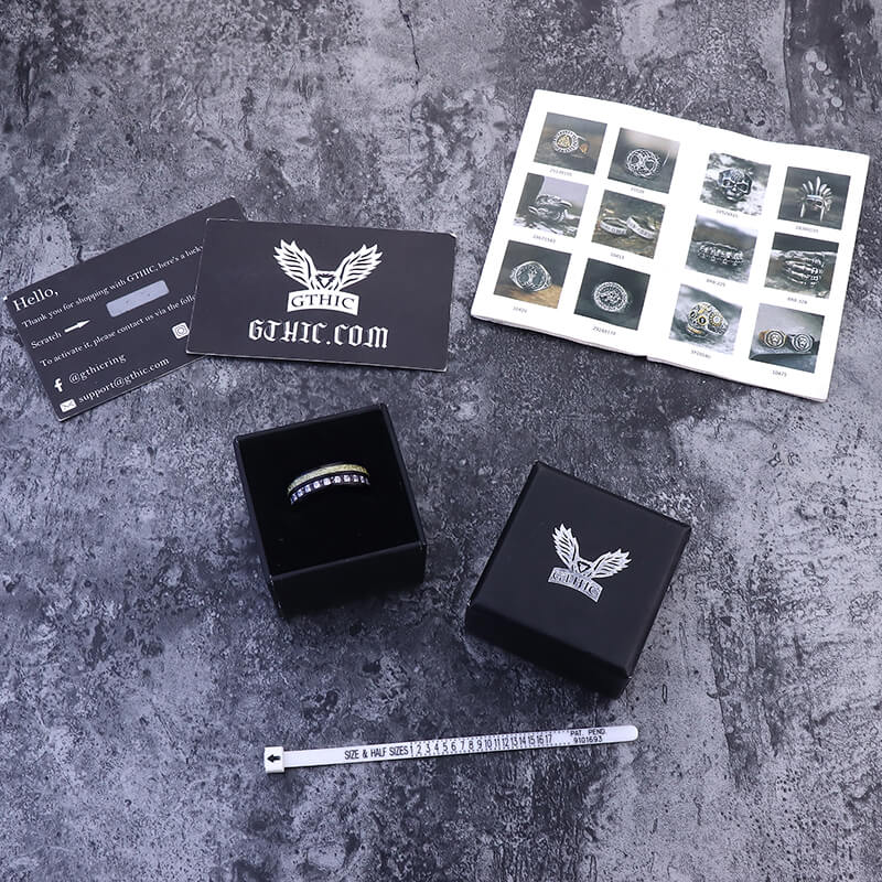 Anillo de titanio con circonita cúbica y textura irregular