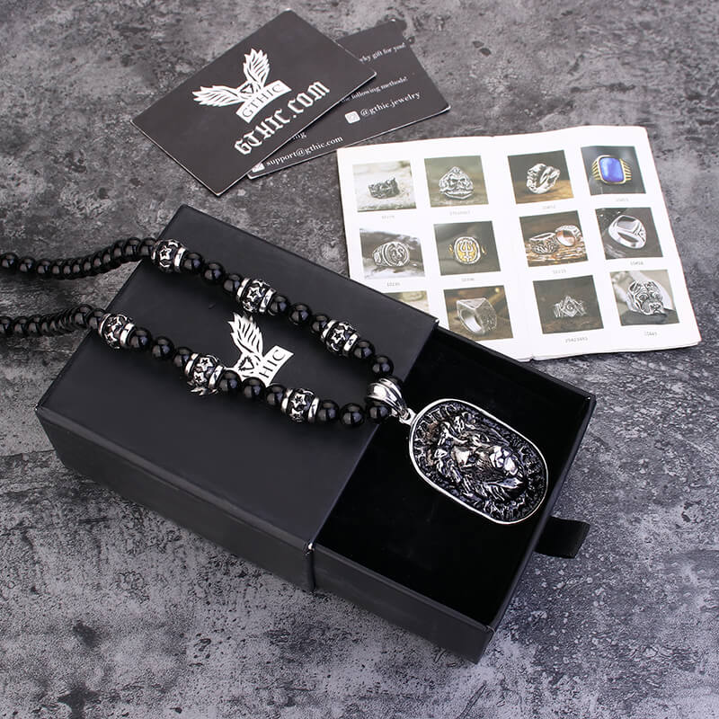 Collar de acero inoxidable con cadena de cuentas negras y cabeza de león