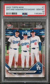 Tarjeta de béisbol Topps Now de Shohei Ohtani, Yoshinobu Yamamoto y Roki Sasaki n.° 7, clasificada en 2025, con un precio de venta al público de 10 gemas.