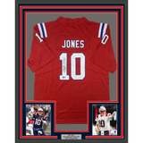 Camiseta de fútbol americano roja de Nueva Inglaterra Beckett BAS COA enmarcada, autografiada y firmada por Mac Jones, 35 x 39