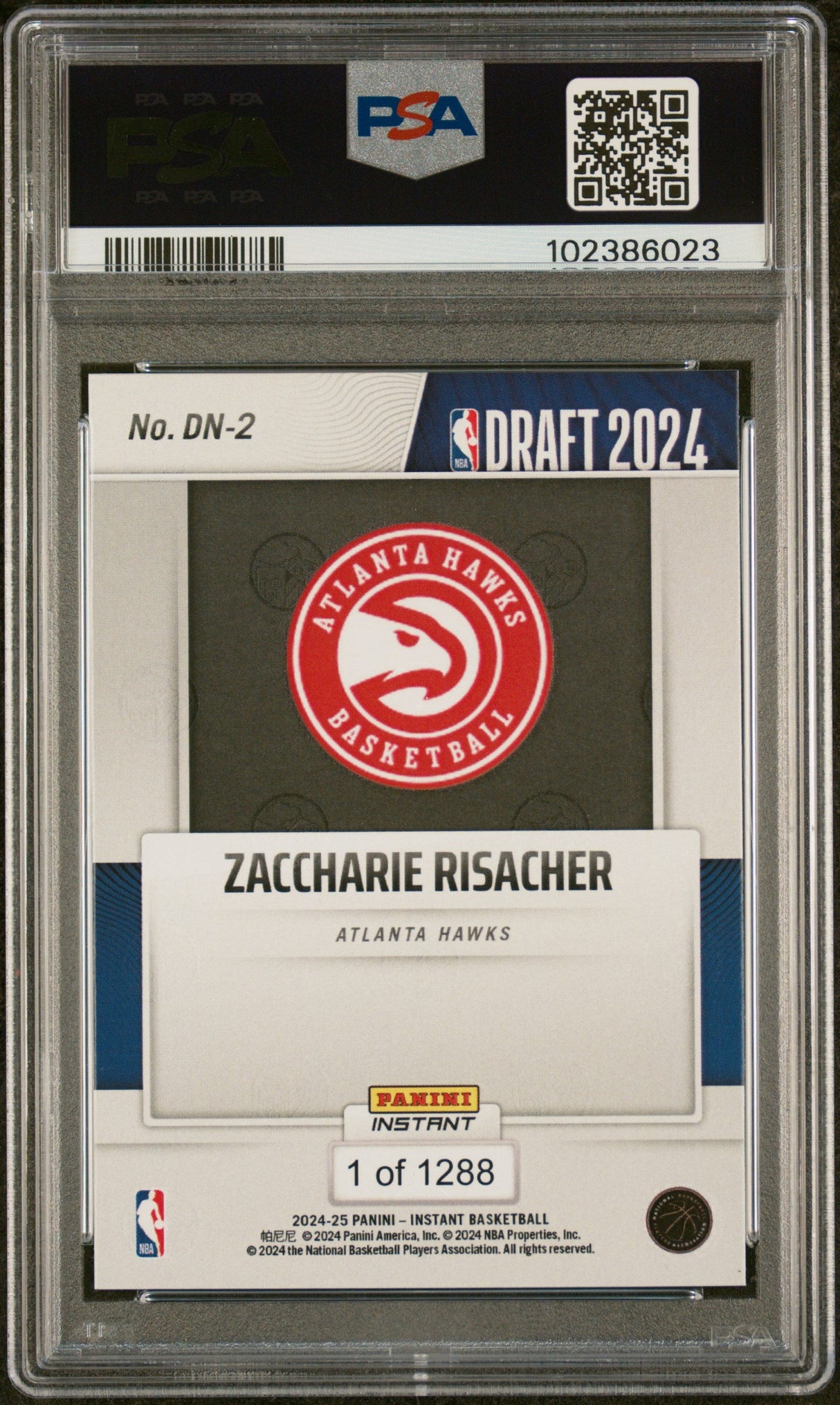 Tarjeta de baloncesto RC de Zaccharie Risacher #DN2 Draft Night Rookie de Panini Instant NBA 2024, calificada como PSA 8, casi impecable