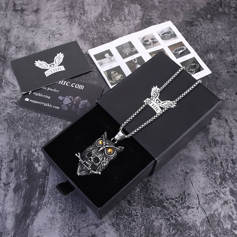 Colgante de calavera con piedras preciosas de acero inoxidable y búho