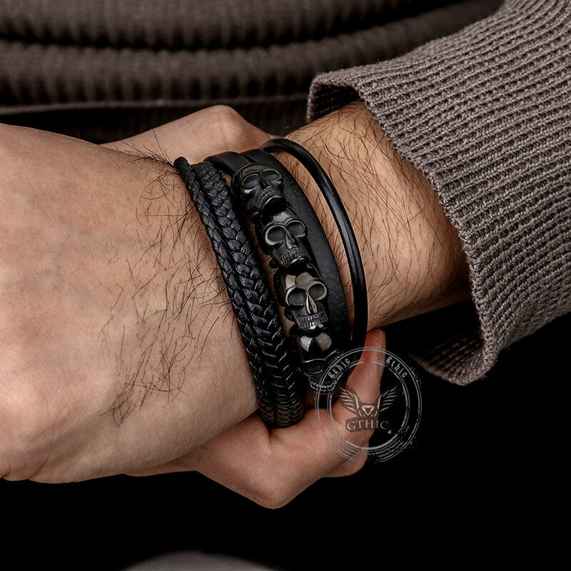 Pulsera de cuero trenzado multicapa con cuatro calaveras punk