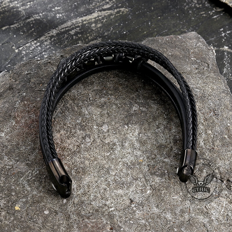 Pulsera de cuero trenzado multicapa con cuatro calaveras punk