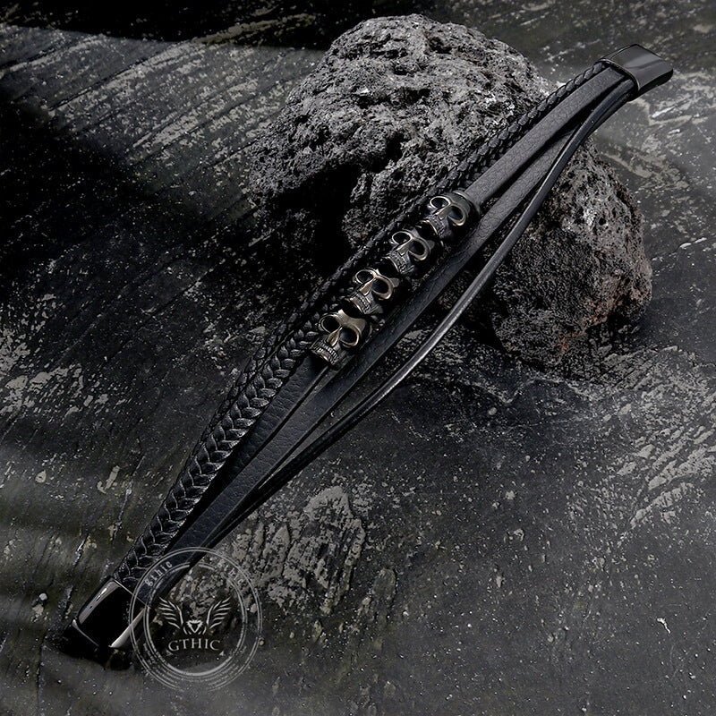 Pulsera de cuero trenzado multicapa con cuatro calaveras punk