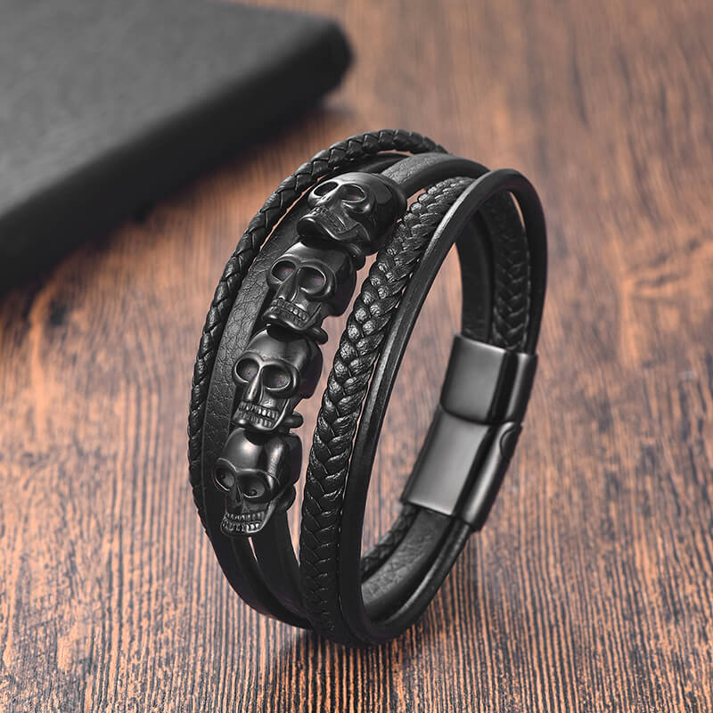 Pulsera de cuero trenzado multicapa con cuatro calaveras punk