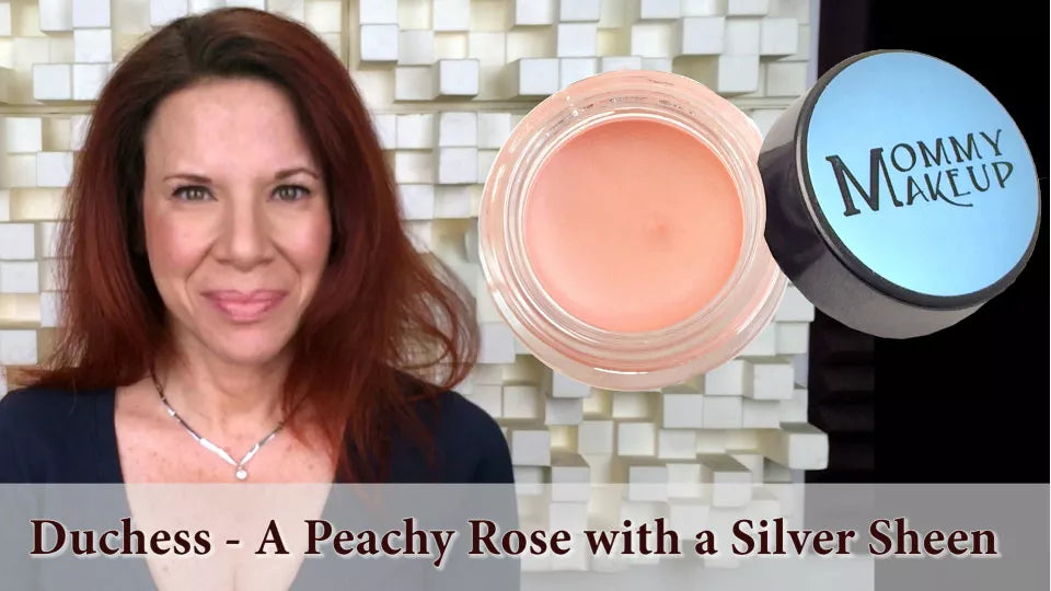 Duchess Any Wear Creme: Un producto multiusos, resistente al agua, que se transforma en crema y polvo para ojos, mejillas y labios. Se puede usar en cualquier lugar.