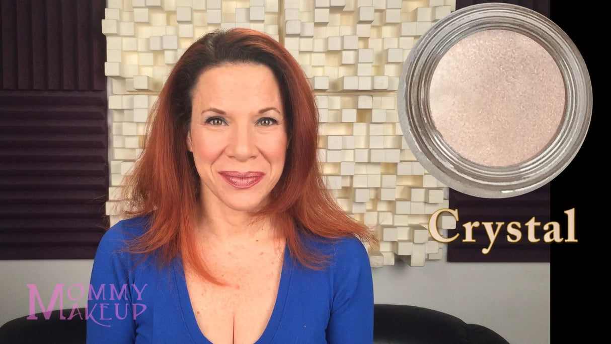 Crema Crystal Any Wear: Un producto multiusos, resistente al agua, que se transforma en crema o polvo para ojos, mejillas y labios. Se puede usar en cualquier lugar.