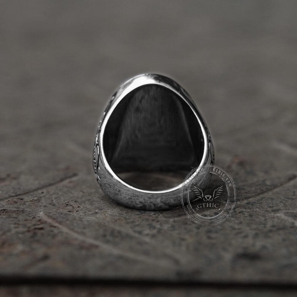 Anillo de acero inoxidable con gemas y diseño retro