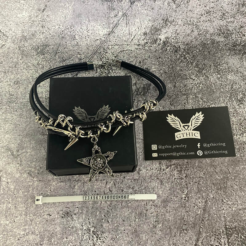 Gargantilla de aleación con remaches, calavera y estrella