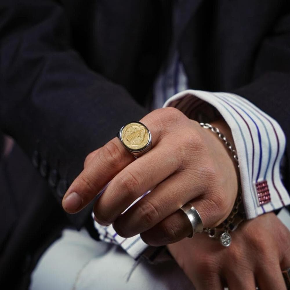 Anillo de cruz de acero inoxidable con medalla de San Benito 