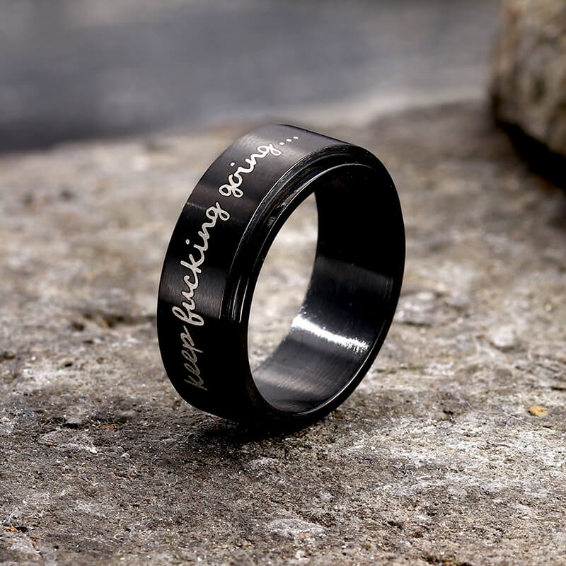 Anillo giratorio de acero inoxidable con la frase "Simple Keep Fucking Going"