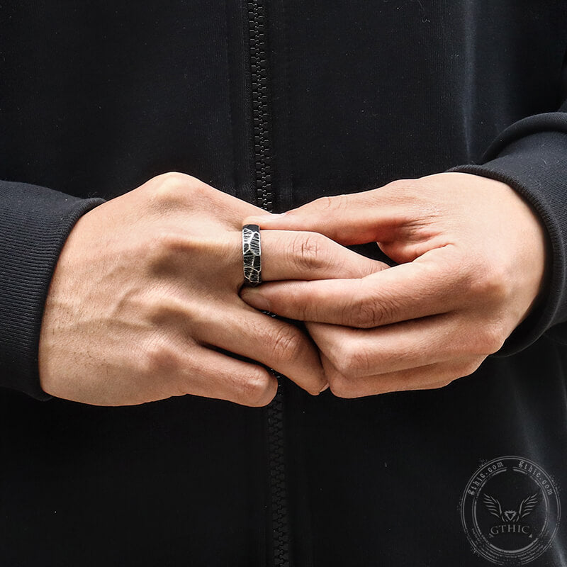 Anillo de acero inoxidable con patrón de rayas