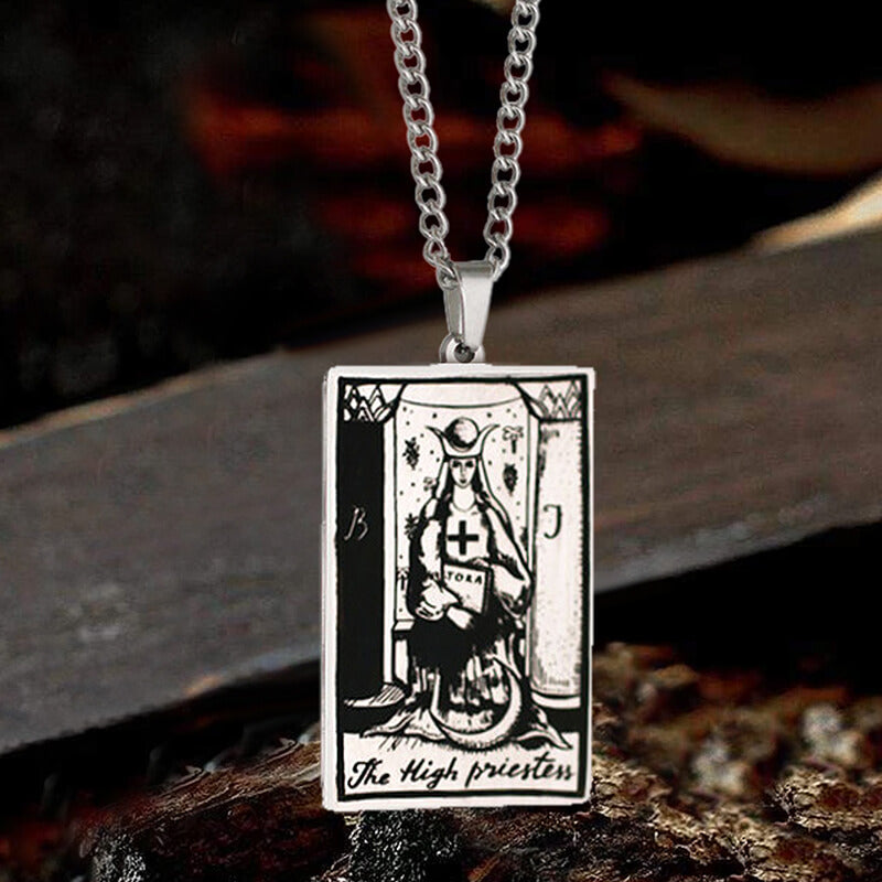 Collar de acero inoxidable con la carta del Tarot de la Suma Sacerdotisa