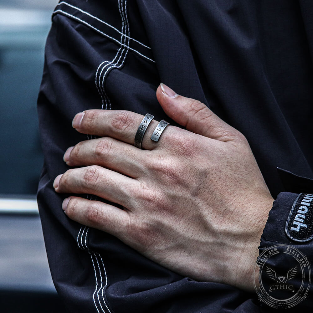 Anillo de acero inoxidable con runas roscadas