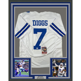 Camiseta de fútbol americano Dallas blanca de 35 x 39, enmarcada, autografiada y firmada por Trevon Diggs (JSA COA)