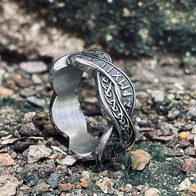Anillo de acero inoxidable con runas vikingas retorcidas