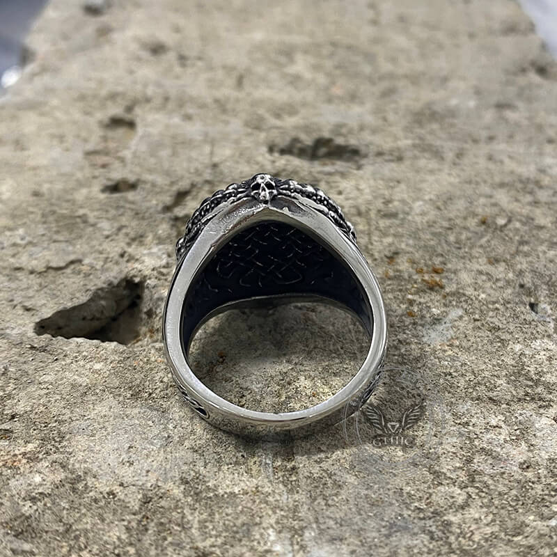 Anillo de calavera de acero inoxidable con el Yelmo Vikingo del Asombro 