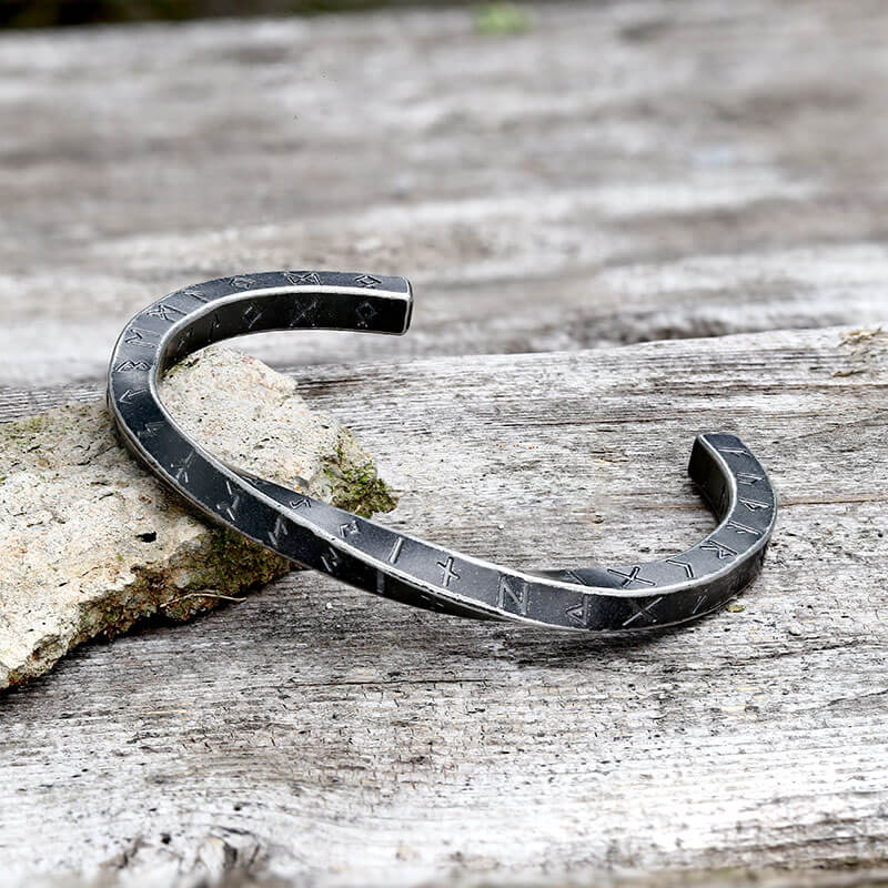 Pulsera de acero inoxidable con puños giratorios y runas vikingas
