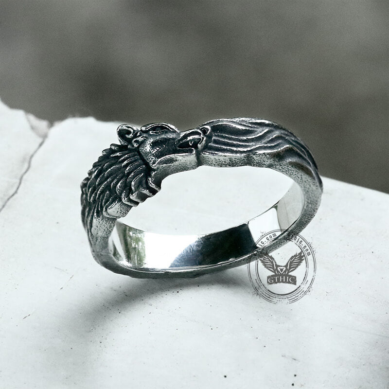 Anillo de acero inoxidable con la palabra "lealtad del lobo"