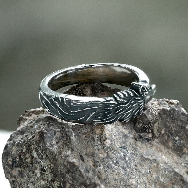 Anillo de acero inoxidable con la palabra "lealtad del lobo"