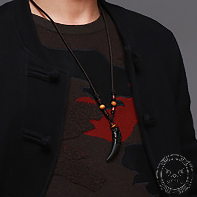 Collar con colgante de amuleto de obsidiana con diente de lobo