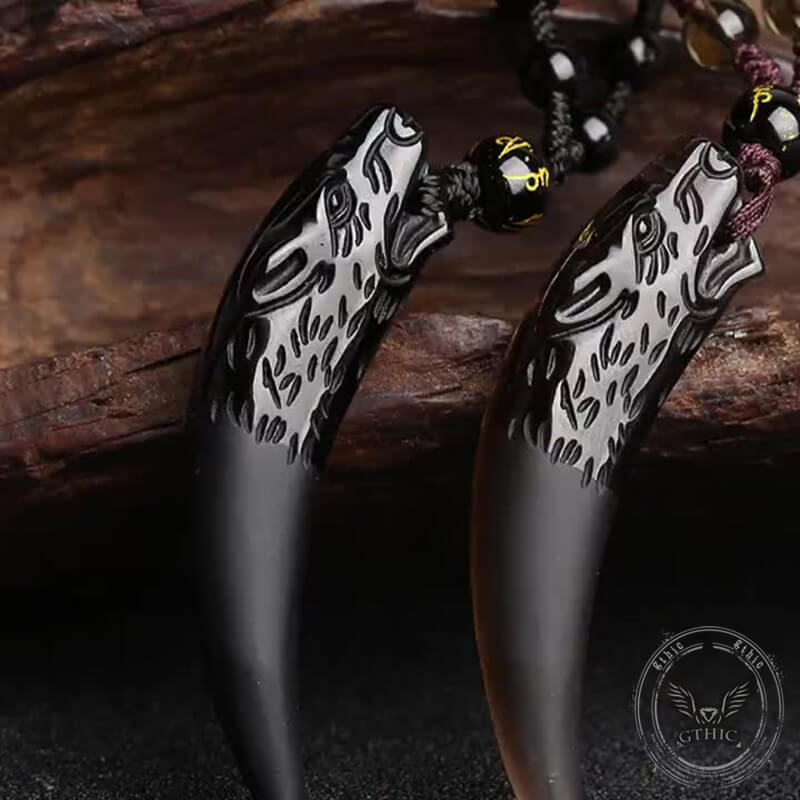 Collar con colgante de amuleto de obsidiana con diente de lobo