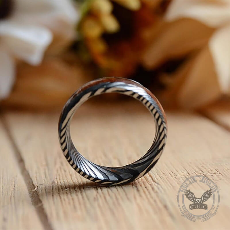 Anillo minimalista de madera y acero de Damasco